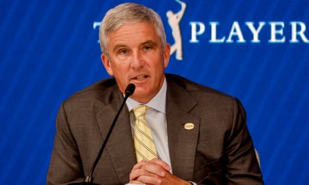Komisaris PGA Tour Jay Monahan berbicara kepada media berita sebelum turnamen golf The Players Championship di TPC Sawgrass di Pantai Ponte Vedra, Florida, AS, pada 07 Maret 2023
