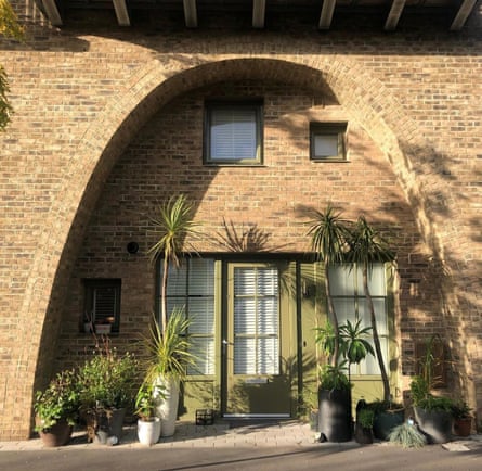 Des arches accrocheuses… une zone de porte d'entrée personnalisée dans un autre projet Barber.