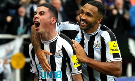 Miguel Almirón de Newcastle (à gauche) est embrassé par Callum Wilson après avoir marqué contre Tottenham
