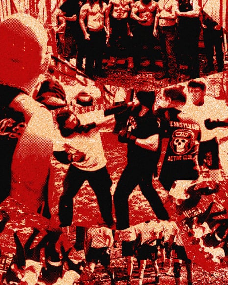 Membri di gruppi neonazisti che si allenano in un complesso