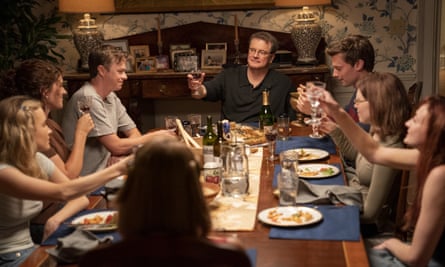 Peterson (Firth) porte un toast à sa famille autour de la table du dîner