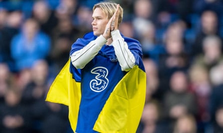 Mykhaylo Mudryk drapé d'un drapeau ukrainien lors de sa présentation aux fans de Chelsea dimanche dernier.