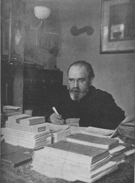 Émile Zola at work on Fécondité, Walton-on-Thames, 1898.
