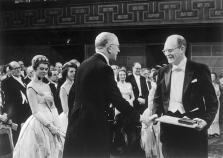 willard libby is given the nobel prize in chemistry in december 1960