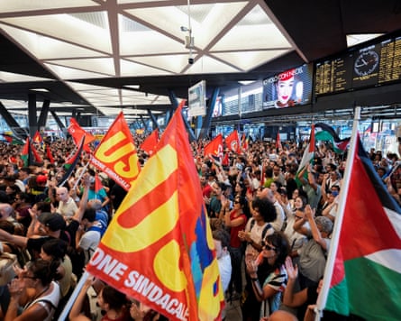 Manifestantes abarrotan la estación central de trenes de Nápoles