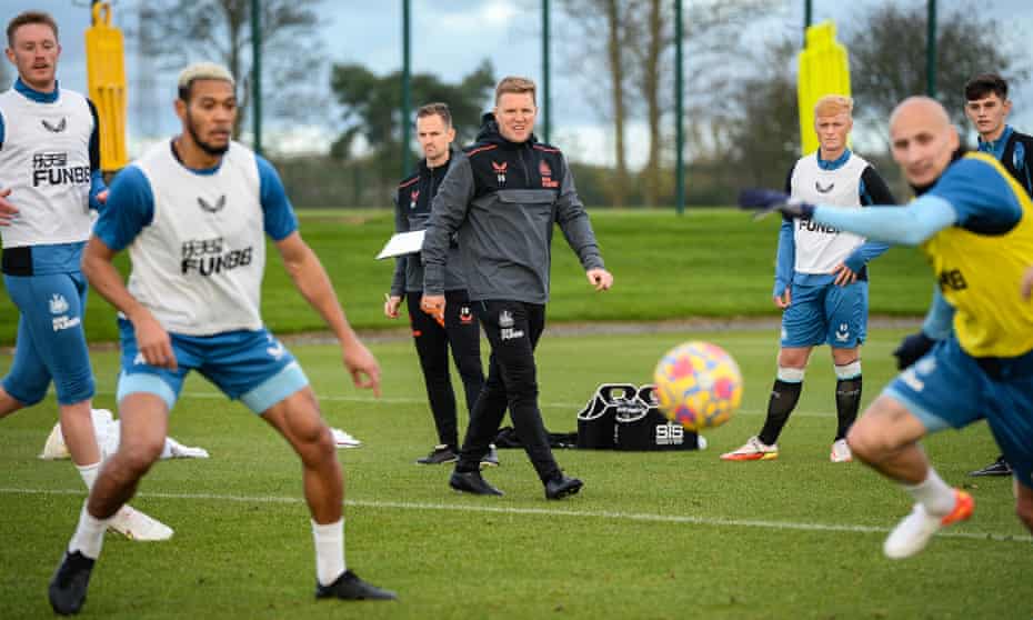 Eddie Howe taking a Newcastle training session on 9 November