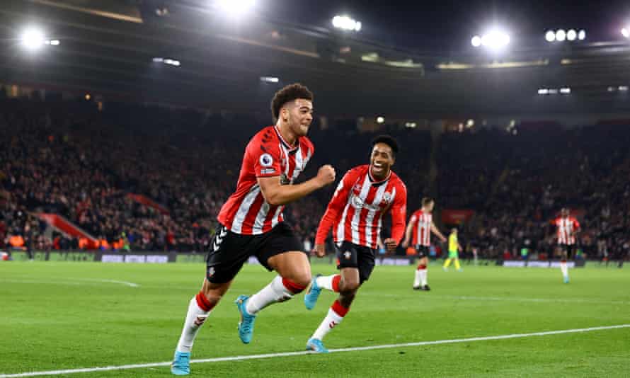 يحتفل Che Adams باللاعب الافتتاحي.