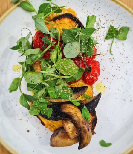 Open face sandwich with mushrooms, leaves, roasted pepper and cheese