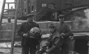 The diver Alfred Yates, with assistants