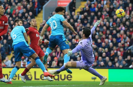 Che Adams equalizes for the Saints.