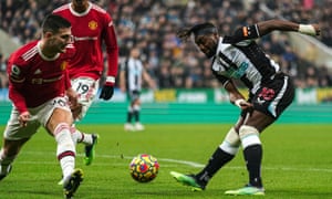 Allan Saint-Maximin shoots .