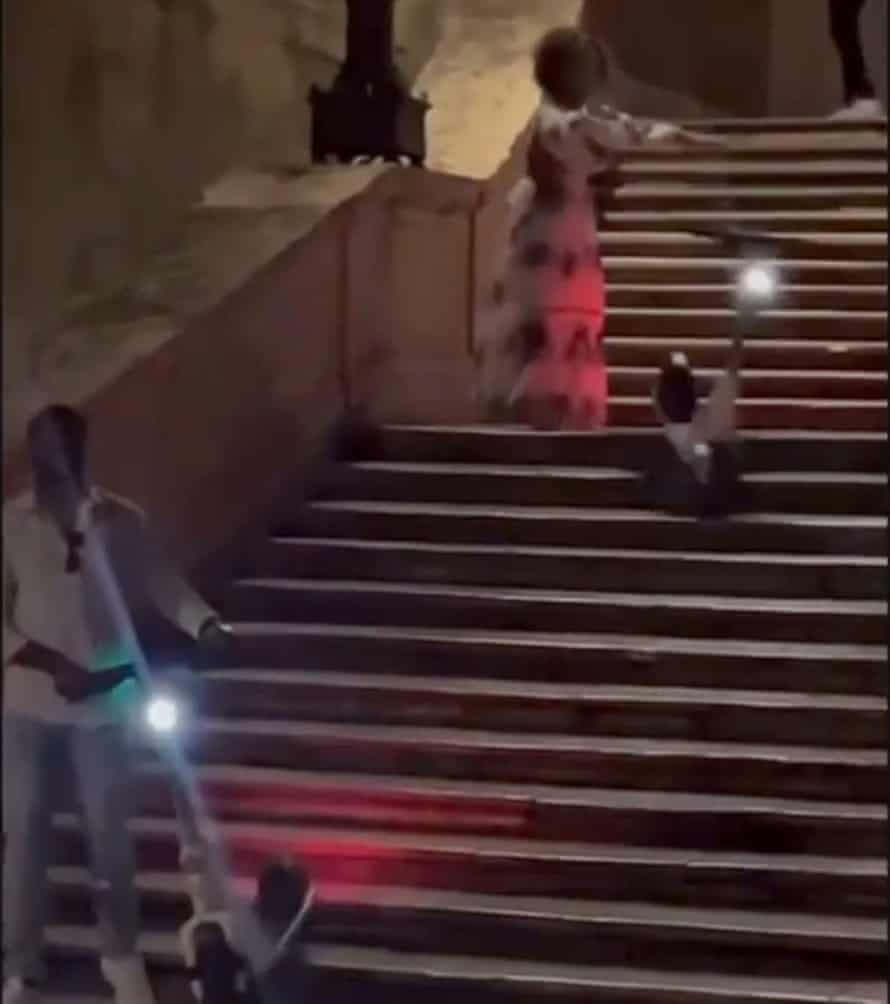 Ein amerikanischer Tourist wirft einen Mietroller die Spanische Treppe in Rom hinunter.