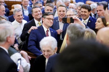 مايك جونسون محاط بزملائه الأعضاء بعد التحدث إلى الصحفيين بعد تأمين الترشيح.