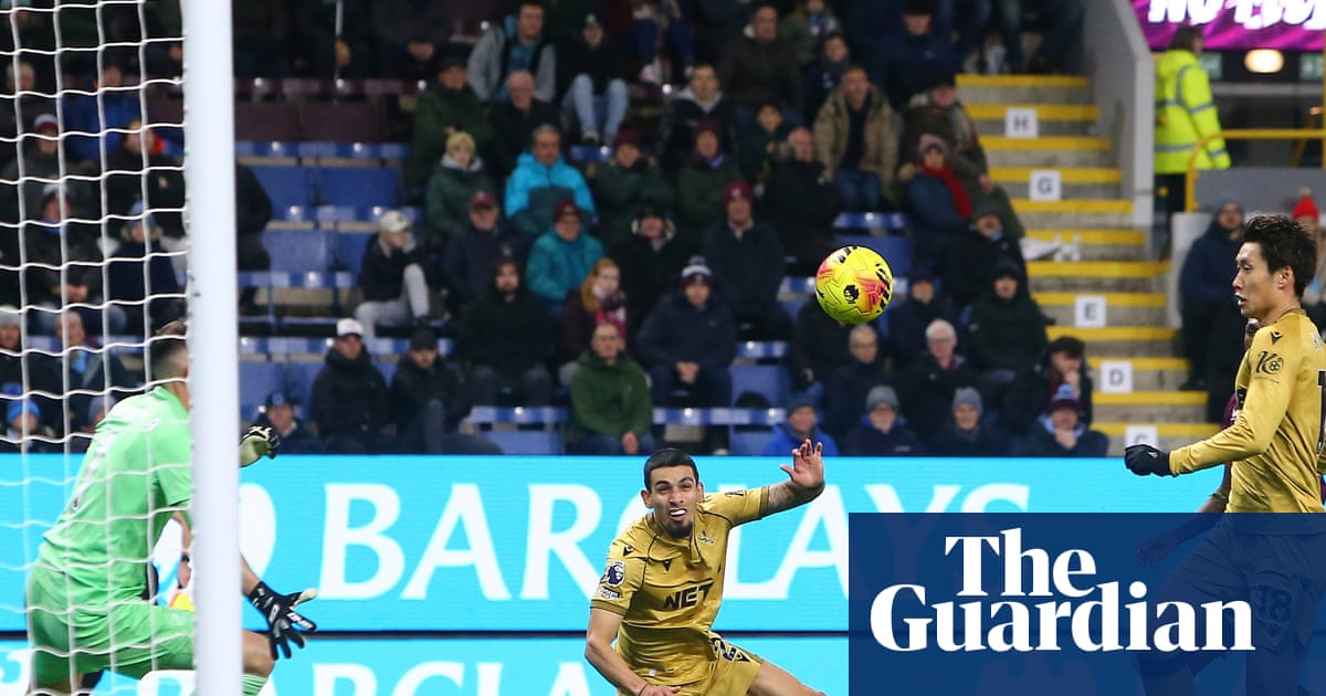 Daniel Muñoz heads Crystal Palace to narrow win at beleaguered Burnley