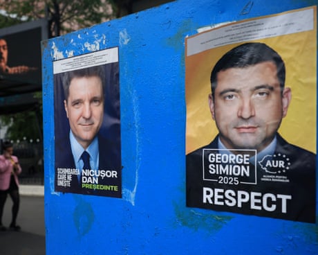 Manifesti adiacenti dei politici rumeni Nicuşor Dan e George Simion