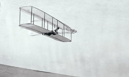 Wright bersaudara memodifikasi pesawat layang ketiga dalam penerbangan, 1902.