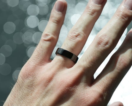The Oura Ring 5 in black pictured on a man’s ring finger.