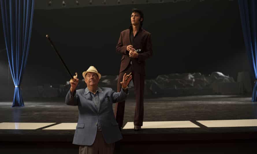 Tom Hanks as Colonel Parker and Austin Butler as Elvis.