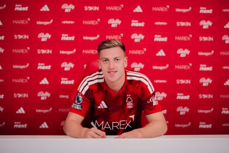 Liam Delap puts pen to paper at Forest.
