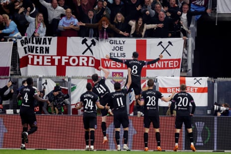 Pencetak gol West Ham Pablo Fornals merayakan dengan Declan Rice, Tomas Soucek, Jarrod Bowen, Thilo Kehrer dan Kurt Zouma di depan fans mereka selama pertandingan Conference League melawan AZ Alkmaar.