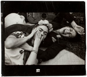Frida και ένας φίλος γέλιο, γύρω στο 1945