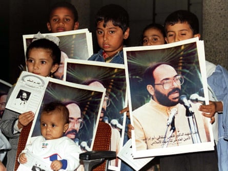 Children holding pictures of Fathi Shaqaqi