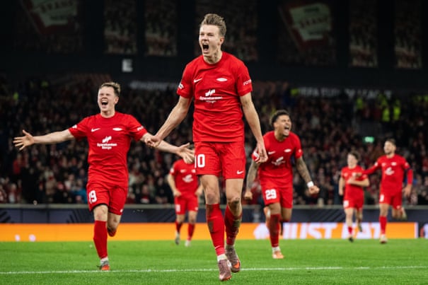 Jogadores do Brann celebram gol contra o Rangers na Liga Europa