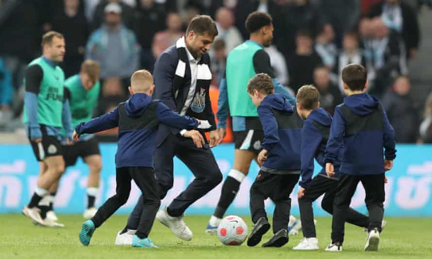Es werden enttäuschende Nachrichten für Jamie Reuben, Miteigentümer von Newcastle United, der es zu genießen scheint, zur Halbzeit mit einigen jungen Akademiespielern auf dem Platz zu treten.