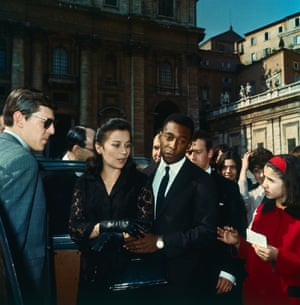 Pelé and Rosemeri dos Reis Cholbi in St Peter’s square in Rome on their honeymoon