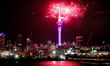 Los fuegos artificiales explotan sobre la Sky Tower en el centro de Auckland cuando comienzan las celebraciones de Año Nuevo en Nueva Zelanda, el domingo 1 de enero de 2023. (Dean Purcel/NZ Herald vía AP)