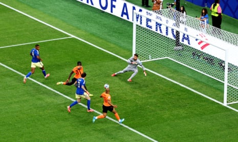 Brian Brobbey scores for Netherlands!