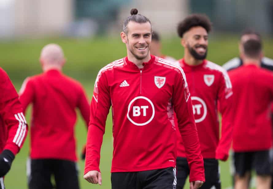 Gareth Bale hopes Wales can draw on past heartbreak to reach World Cup 2022 | Wales 2 Bale in training with his Wales teammates earlier this week