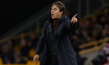 Julen Lopetegui off to winning start but Wolves leave it late to see of Gillingham | Carabao Cup 5 Julen Lopetegui gets his point across in his first game as Wolves manager.