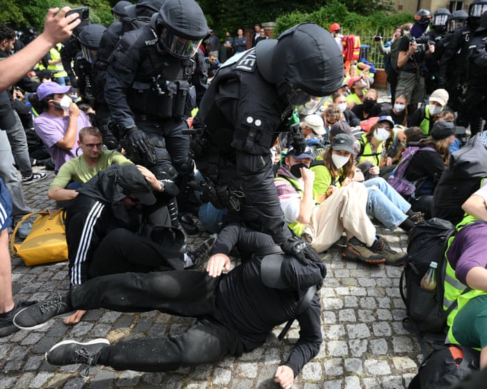 German riot police clash with protesters attempting to block far-right AfD conference – video