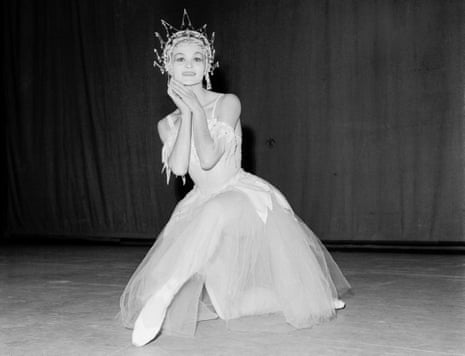 Samsova won the gold medal at the first international festival of dance in Paris in 1963.