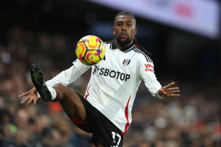 Alex Iwobi playing at Craven Cottage in November 2024.