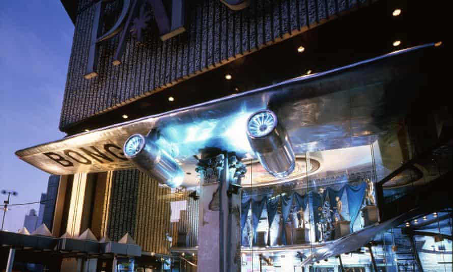 Coates’s airliner wing design at Caffè Bongo in Tokyo.
