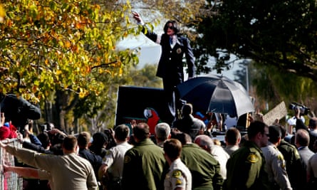 Michael Jackson waves to fans following his appearance in Santa Maria Court, California, 2004.