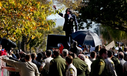 Michael Jackson waves to fans following his appearance in Santa Maria Court, California, 2004.