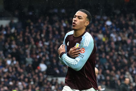 Emiliano Buendía comemora gol de virada pelo Aston Villa.