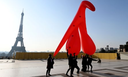 Des membres du Gang du Clito portant le clitoris gonflable de 5 mètres de haut pour marquer la Journée internationale de la femme au Human Rights Plaza le 8 mars 2021.