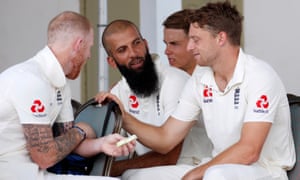 Ben Stokes, Moeen Ali y Jos Buttler (derecha) antes de jugar en la segunda Prueba contra las Indias Occidentales en North Sound en 2019.