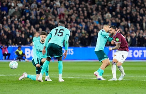 Taty Castellanos scores for West Ham.