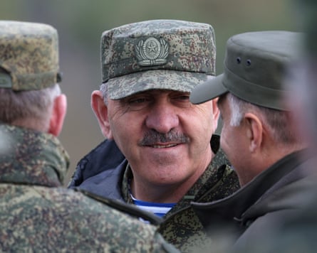 Russia’s deputy defence minister, Yunus-Bek Yevkurov, with 2 soldiers facing him