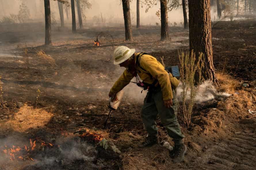 Un bombero trabajando en el este del estado de Washington.