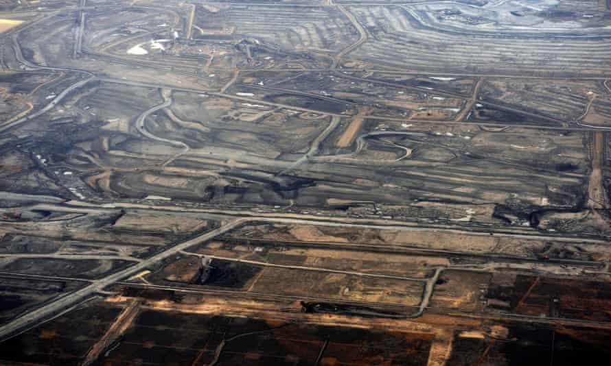 FILE PHOTO: The Syncrude tar sands mine north of Fort McMurray.FILE PHOTO: The Syncrude tar sands mine north of Fort McMurray, Alberta, November 3, 2011. Syncrude is one of the largest oil sands producers in Alberta. REUTERS/Todd Korol/File Photo