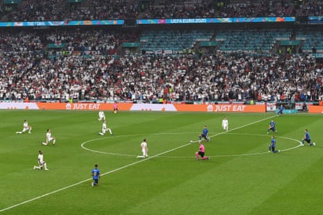 England and Italy take the knee ahead of the Euros final in 2021
