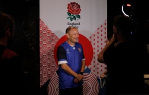 El entrenador en jefe de Inglaterra, Eddie Jones, da una entrevista durante una sesión  de medios el jueves.