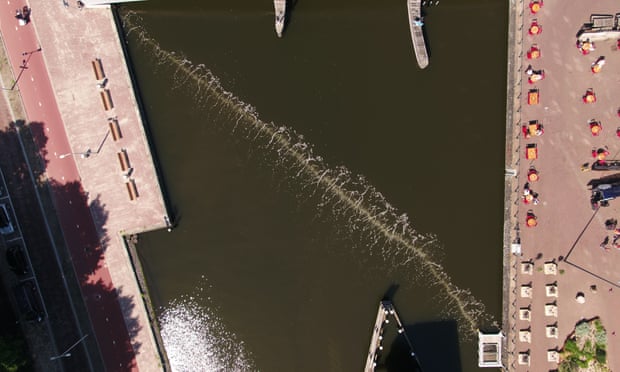 The Great Bubble Barrier’s concept in operation in Amsterdam.