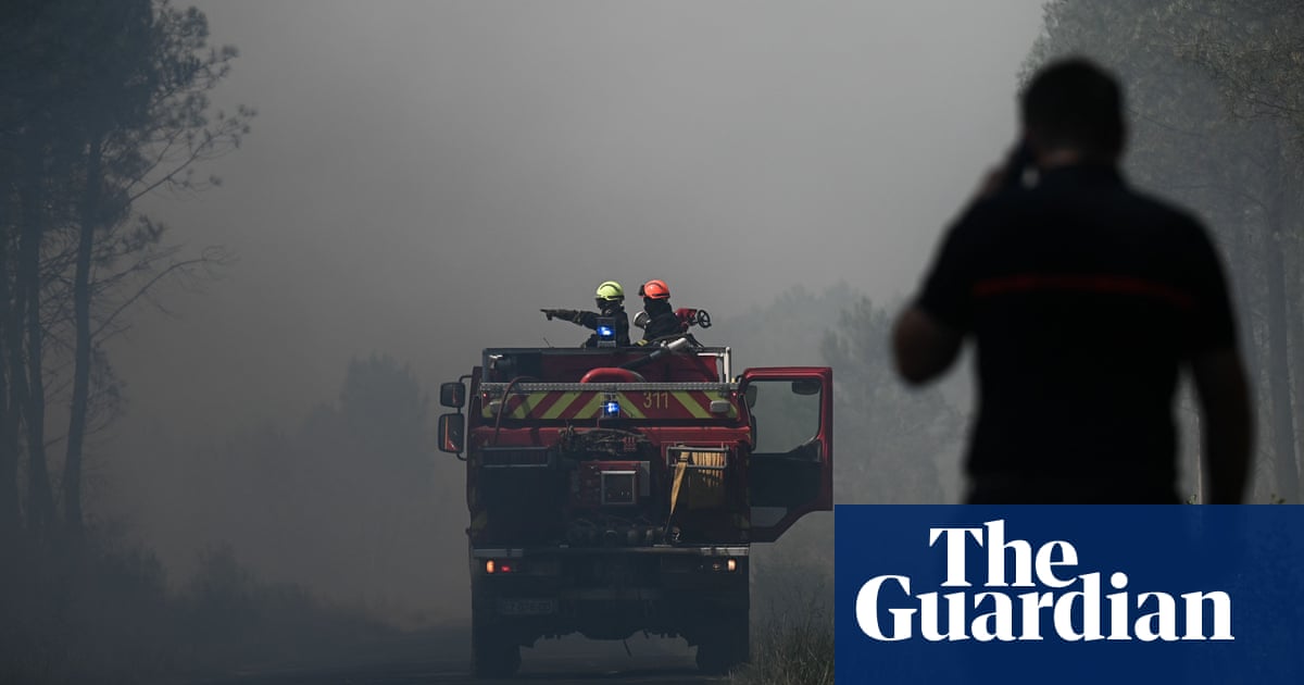 Thousands evacuated as smouldering French wildfire reignites